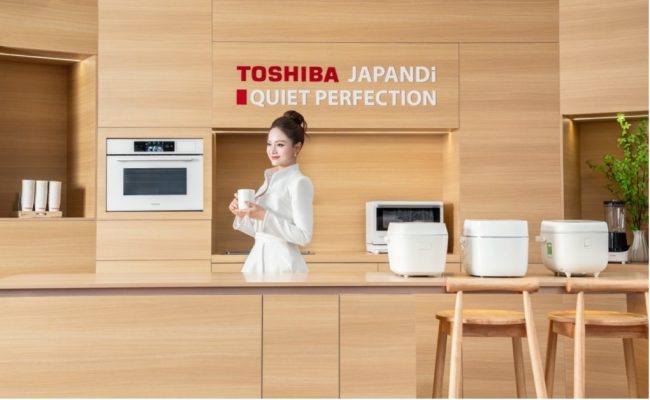 Diễn viên Lan Phương chụp ảnh cùng nồi cơm chân không Toshiba Japandi tại sự kiện ra mắt. Ảnh: Toshiba Lifestyle